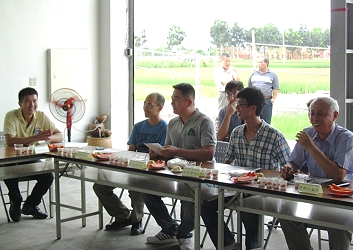 青年農民林尚蔚 (左一 ) 、張建豪 (左二 ) 、李星辰 ( 中 ) 及侯兆峰 (右二 ) 向農委會主委及所屬機構長官反映問題。右一為青農陪伴師許明仁顧問