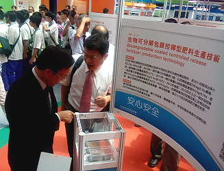 陳文德副主委視察「生物可分解包膜控釋型肥料生產技術」，由王仕賢場長解說研發相關內容 