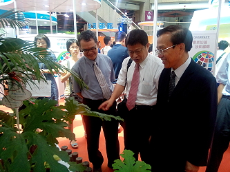 陳文德副主委視察「夏南瓜新品種 - 臺南1 號、臺南2 號、臺南3 號、臺南4 號」