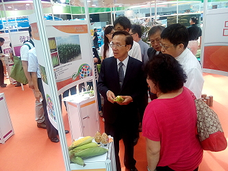 陳文德副主委視察「甜玉米新品種臺南26 號」