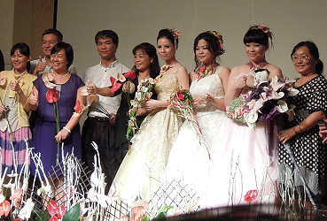 婚紗模特兒與花藝老師、協會理事長及與會長官合影 