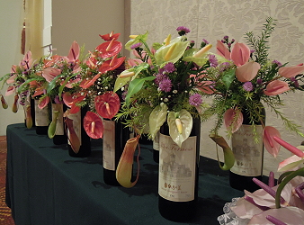 紅酒瓶繫上花藝設計品，別有一番風味，整體質感加分許多