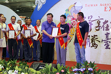 陳主任委員保基頒發臺南 11 號名米得主