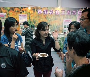 陳曉菁副研究員向參觀民眾解說牛蒡蔘食用