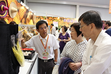 謝明憲副研究員向消費者介紹蒜黃居家生產技術 