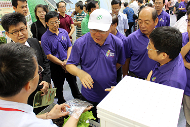 王場長向陳主任委員介紹蚯蚓餌料