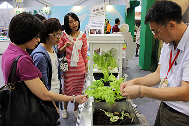 研究人員向民眾說明蚓糞堆肥製作與利用