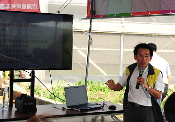 謝明憲站長講解黃金廊道滴灌補助措施 