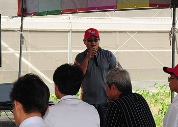 鄭欣奇農友以自身經驗，說明滴灌節水栽培的優點