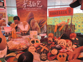 本場在活動展示新開發玉米棒棒及創意造型之米糆包