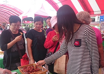 民眾踴躍試吃美味的米麵包及米鬆餅