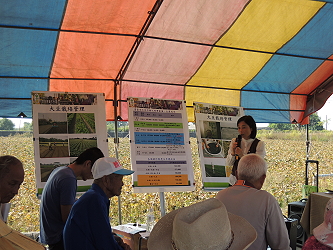 吳昭慧副研究員針對 大豆獎勵契作政策之推行，及大豆正確栽培管理進行講解，並說明耕作制度不同之收益比較
