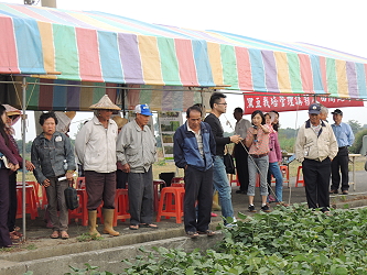 吳昭慧副研究員針對 黑豆 田間不同時期灌溉作說明