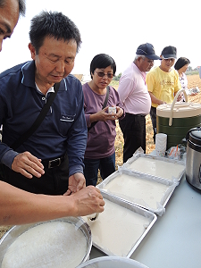 農民品嚐大豆 ( 黑豆 ) 加工美食