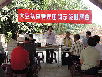 善化區農會洪錦秀總幹 事表示臺灣農產品新鮮，地產地銷比較環保，請支持優質國產品 