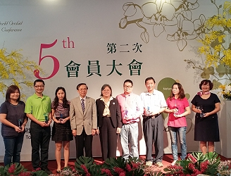 陳副主委、張局長與「優良外銷蘭園」得獎者合影