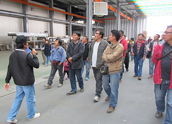 瓜瓜園劉經理為青農們導覽集貨場