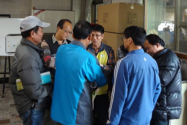 農友們在會後請教本場同仁文旦柚栽培問題