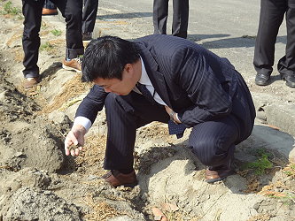 團長對胡蘿蔔栽種的土質很有興趣