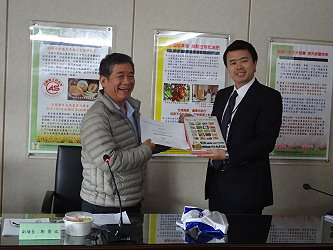 與本場鄭副場長相見歡互贈紀念品