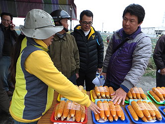 與會小地主大佃農詢問栽培硬質玉米收益及成本 與擴大經營理念