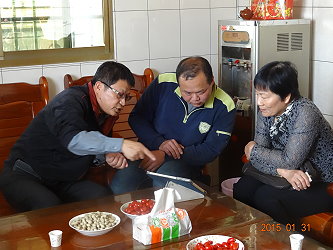 王仕賢場長透過網路向葉立委及黃仲毅先生介紹國外新型嫁接機相關資料