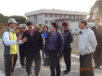 朴子分場游添榮分場長向立委簡報玉米育種業務