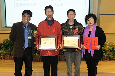 林良懋處長頒贈獎牌給亞軍得主曾文瑞與曾啟榮農友
