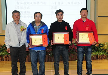 種苗改進協會施辰東理事長頒贈獎牌給季軍得主龔大翔 、游世峰、沈俊良農友 