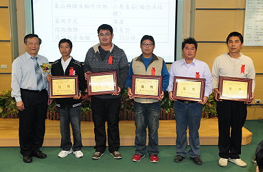 農友社會福利基金會賴三省秘書長頒贈獎牌給佳作得主 （第一組）