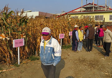 與會農友田間觀摩