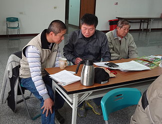 農友現場請教江汶錦助研員施肥問題