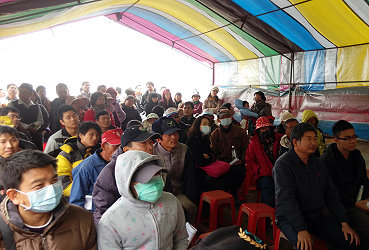 在寒風中仍聚精會神的農友