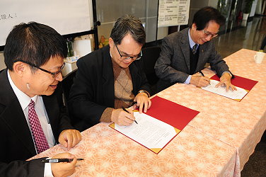 雙方代表及見證人進行在合約書上簽字