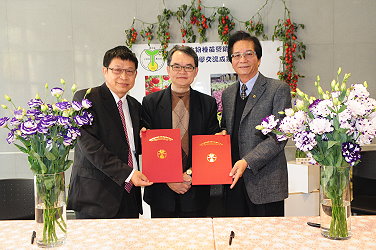 完成洋桔梗育種材料交流合作簽約儀式