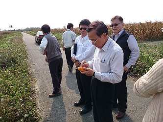 副主委關心硬質玉米產量，特別細數玉米穗粒數