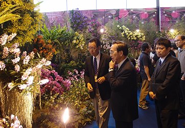 蘭協副理事長陳澄鐘及本場王仕賢場長陪同農委會陳副主委欣賞蘭花之美