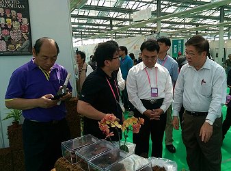 農委會陳保基主委 15 日在農糧署李蒼郎署長、本場王仕賢場長及台南市政府農業局郭伊彬副局長陪同下，參觀國際蘭展之蘭花產業館， 蘭協 鄭秘書長報告產業發展