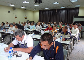 農友們專心聽講