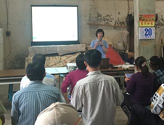 黃秀雯助理研究員說明龍眼花期好發病害及防治要點