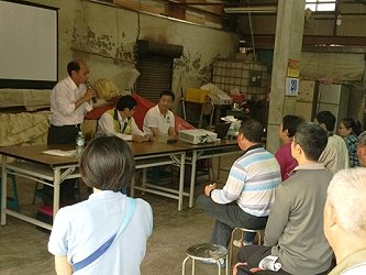 東山區農會蘇股長向農友說明吉園圃果品之拍賣狀況