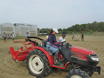 女生開起曳引機架勢十足