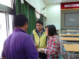 會後農民與王場長及鄭安秀課長討論問題 