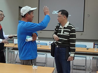 會後陳昇寬助研員與農民交流問題