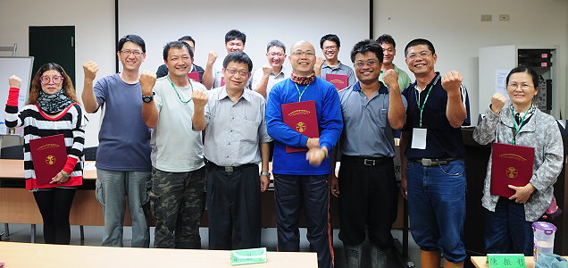 學測滿分的學員與場長及課長合影