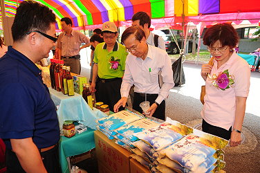 陳副主委參觀米食展示攤位 2