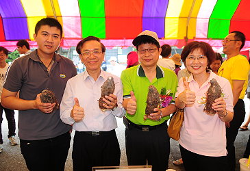 陳副主委參觀青年農民林尚蔚攤位