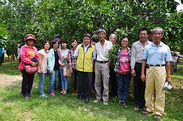 王仕賢場長 ( 中 ) 與農民合影於示範園區