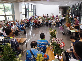 綜合討論時間，本場改良課一樓大廳現場座無虛席，蘭界前輩為大家講評本次授獎花