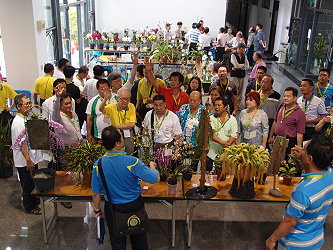 月例會各組分別進行審查、表決，本圖為其他蘭屬組之審查盛況